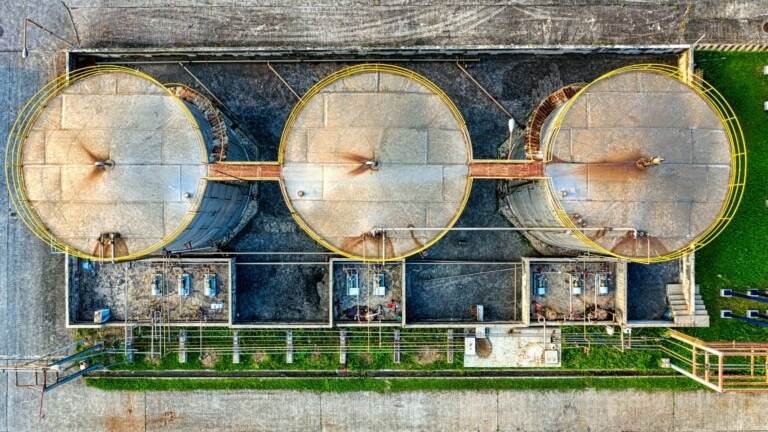 Oil production, photo by Tom Fisk